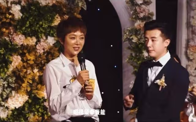 姜妍趕飛機去妹妹婚禮,一宿沒合眼忙前忙後,台上落淚被指搶風頭