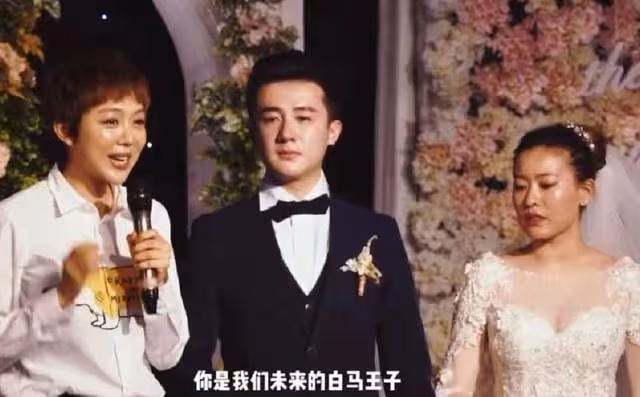 姜妍趕飛機去妹妹婚禮,一宿沒合眼忙前忙後,台上落淚被指搶風頭