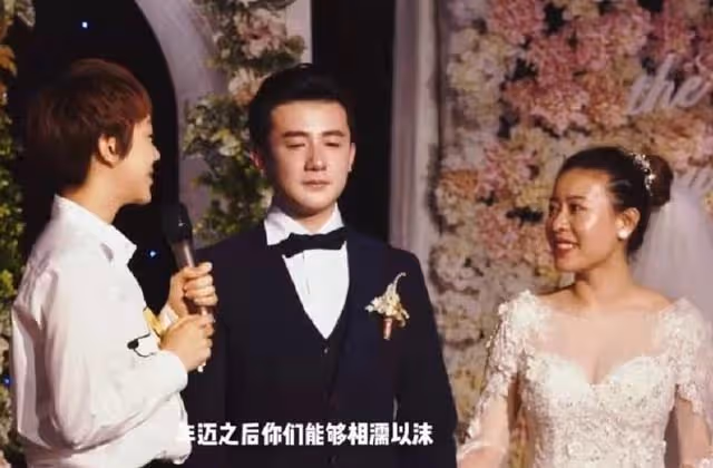 姜妍趕飛機去妹妹婚禮,一宿沒合眼忙前忙後,台上落淚被指搶風頭