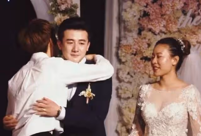 姜妍趕飛機去妹妹婚禮,一宿沒合眼忙前忙後,台上落淚被指搶風頭