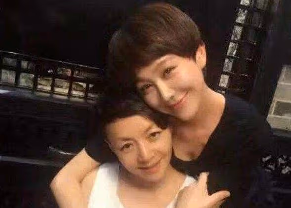 姜妍趕飛機去妹妹婚禮,一宿沒合眼忙前忙後,台上落淚被指搶風頭