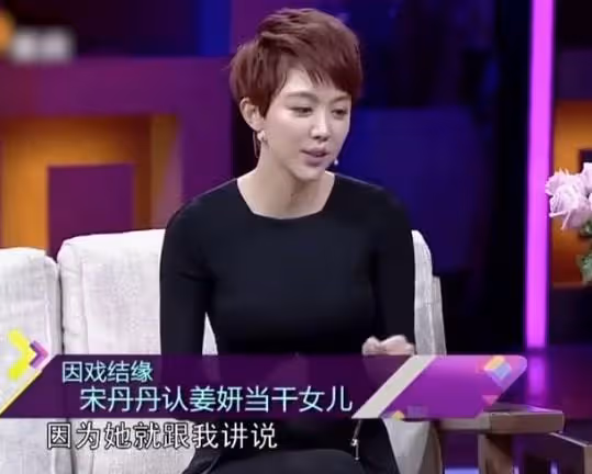姜妍趕飛機去妹妹婚禮,一宿沒合眼忙前忙後,台上落淚被指搶風頭
