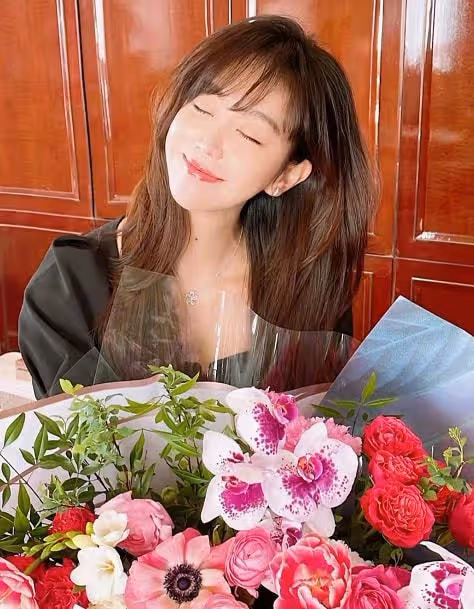 姜妍趕飛機去妹妹婚禮,一宿沒合眼忙前忙後,台上落淚被指搶風頭