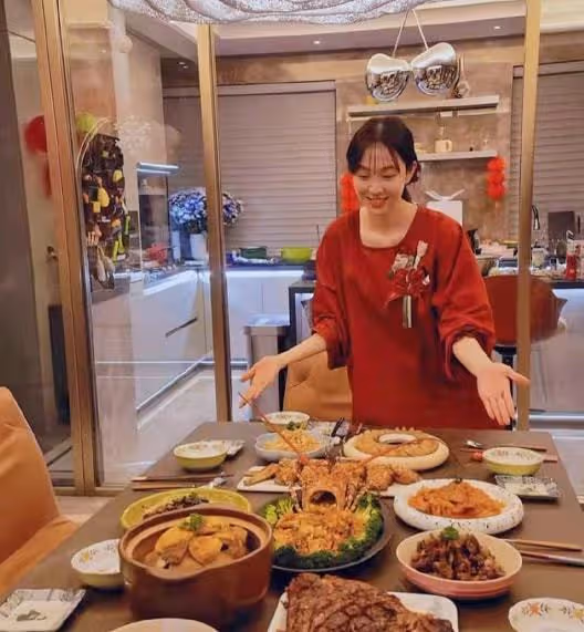 姜妍趕飛機去妹妹婚禮,一宿沒合眼忙前忙後,台上落淚被指搶風頭