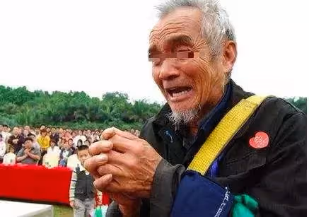 父親找兒借錢看病 兒媳不讓給 扔了件破棉襖 打開一看 傻了
