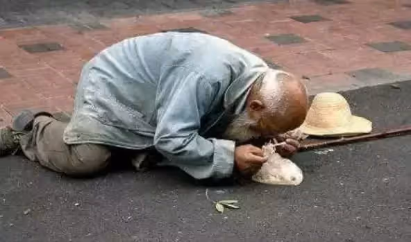 父親住豪宅坐豪車,偏要當乞丐,兒子跟蹤卻發現為的是年輕女子!