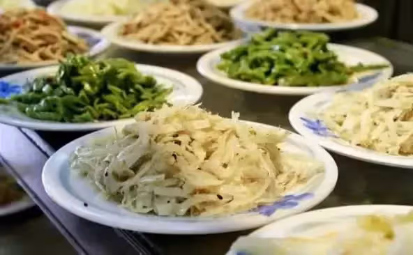 父親住豪宅坐豪車,偏要當乞丐,兒子跟蹤卻發現為的是年輕女子!