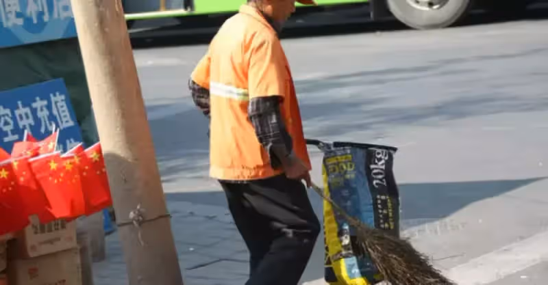 兒子嫌棄父親丟人打了一巴掌，陌生女孩伸出援手，老人給她80萬