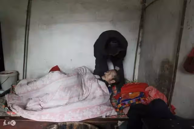 兒子嫌棄父親丟人打了一巴掌,陌生女孩伸出援手,老人給她80萬