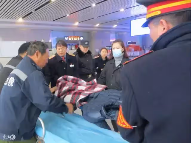 兒子嫌棄父親丟人打了一巴掌,陌生女孩伸出援手,老人給她80萬