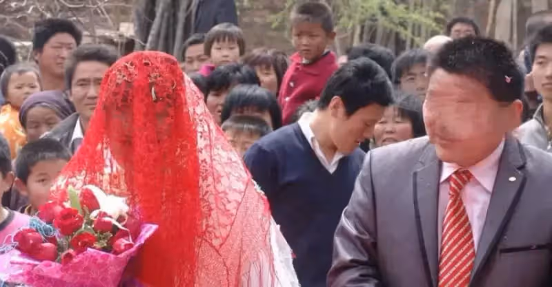 小姑子閃婚二年不回家，婆婆忍不住去探望，推開門後楞了