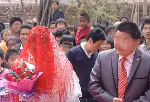 小姑子閃婚二年不回家,婆婆忍不住去探望,推開門後楞了