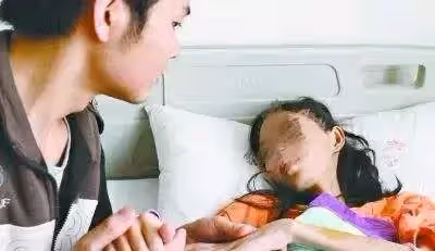 小姑子閃婚二年不回家,婆婆忍不住去探望,推開門後楞了
