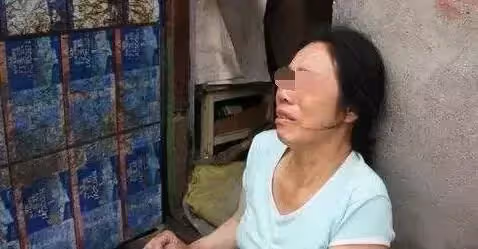 小姑子閃婚二年不回家,婆婆忍不住去探望,推開門後楞了