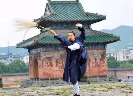 夫妻搬進新修的家中,接二連三發生意外,道士卻說以後別讓他進門