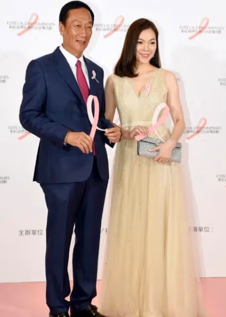 47曾馨瑩近況曝光！皮膚白皙似少女，結婚多年和郭董恩愛如初，自曝「被朋友背叛」感歎：女人何苦為難女人