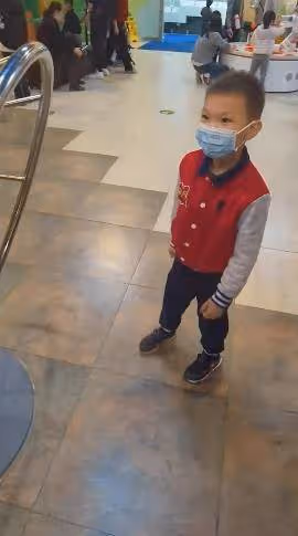 林丹謝杏芳帶兒子出遊，5歲小羽活潑可愛，林丹全程陪伴兒子父愛滿滿