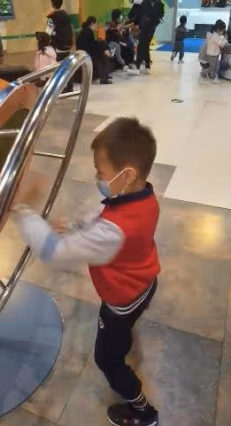 林丹謝杏芳帶兒子出遊，5歲小羽活潑可愛，林丹全程陪伴兒子父愛滿滿