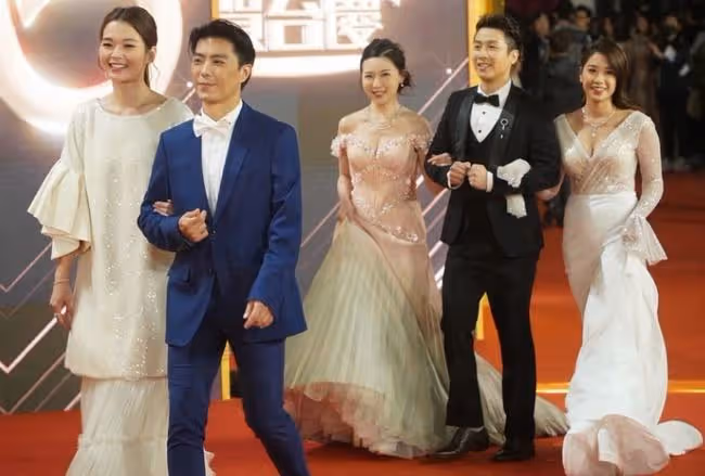 TVB辦邁向55周年台慶，數百位明星同台太壯觀，汪明荃獲金禧大獎