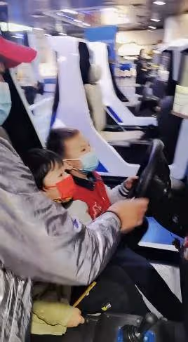 林丹謝杏芳帶兒子出遊，5歲小羽活潑可愛，林丹全程陪伴兒子父愛滿滿