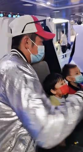 林丹謝杏芳帶兒子出遊，5歲小羽活潑可愛，林丹全程陪伴兒子父愛滿滿