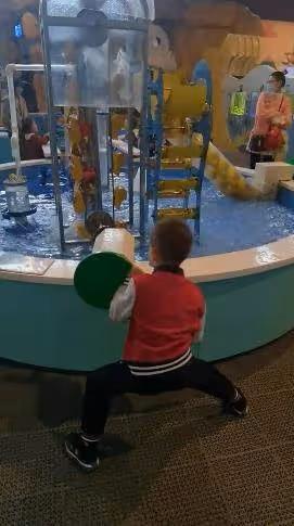 林丹謝杏芳帶兒子出遊，5歲小羽活潑可愛，林丹全程陪伴兒子父愛滿滿