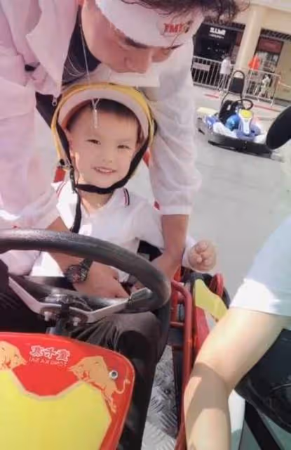 林丹謝杏芳帶兒子出遊，5歲小羽活潑可愛，林丹全程陪伴兒子父愛滿滿