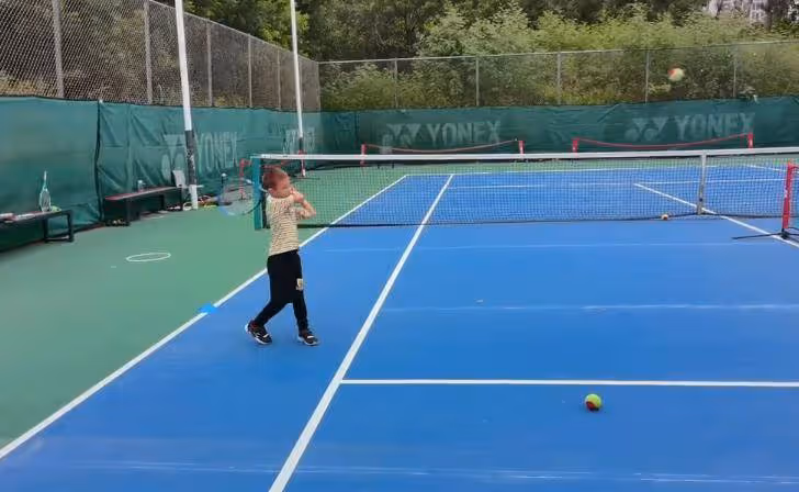 林丹謝杏芳帶兒子出遊，5歲小羽活潑可愛，林丹全程陪伴兒子父愛滿滿