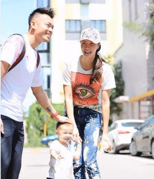 林丹謝杏芳帶兒子出遊，5歲小羽活潑可愛，林丹全程陪伴兒子父愛滿滿