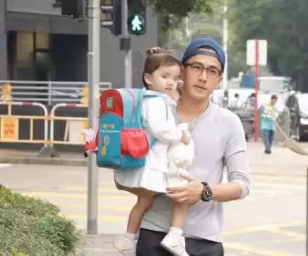 47歲的劉愷威現身街頭,逛夜市吃路邊攤,穿著低調接地氣