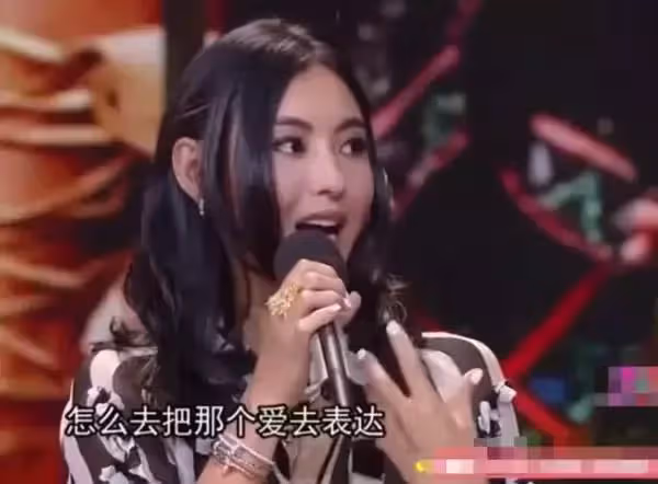 張柏芝小兒子罕露鏡!帶Marcus出門囤糧「爬來爬去」太活潑,鼻子高挺像極了哥哥