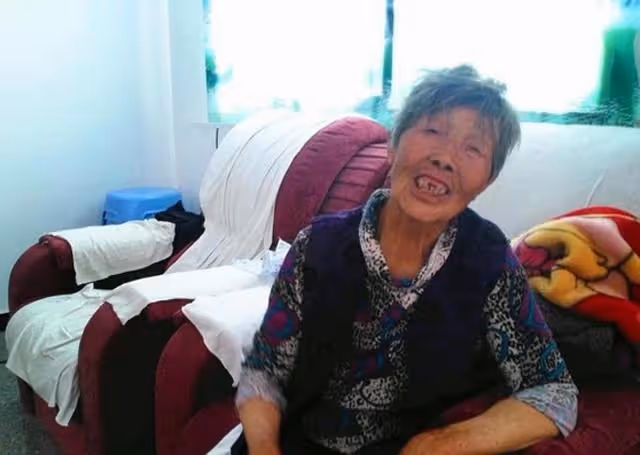 每月給老婆七千,卻沒一分存款,得知她補貼給娘家,再給三萬