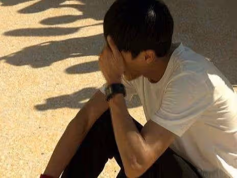 男子月薪六千寄五千回家,十年後存款只有五千,看到樓房後他淚目