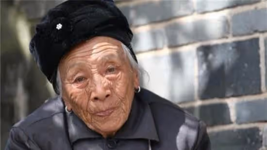小叔去世,丈夫讓媳婦養倆孩子,十五年後寄張照片給弟媳,她淚目