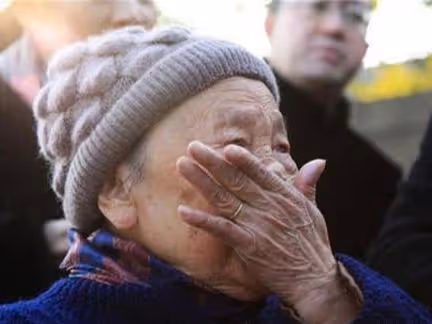 小叔去世,丈夫讓媳婦養倆孩子,十五年後寄張照片給弟媳,她淚目