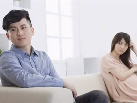 老公家用從三千降到一千,尾隨他到售樓部,看到小叔大方再送五萬
