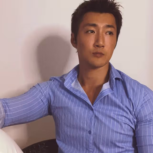 TVB男星內地連開6家店，收入豐厚在佛山買房，已將所有家當搬來