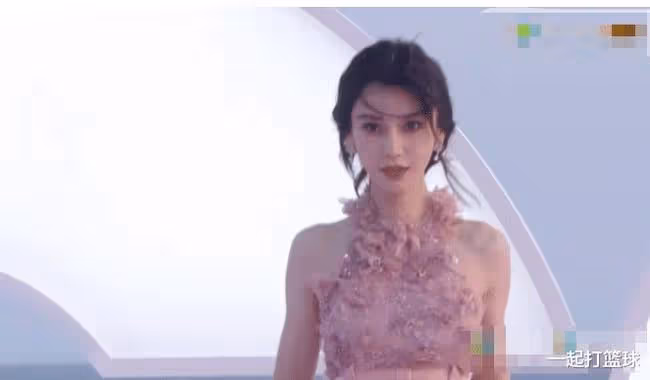 本是紅毯女王，顏值氣場在線，沒想到baby形象毀在工作室手裡