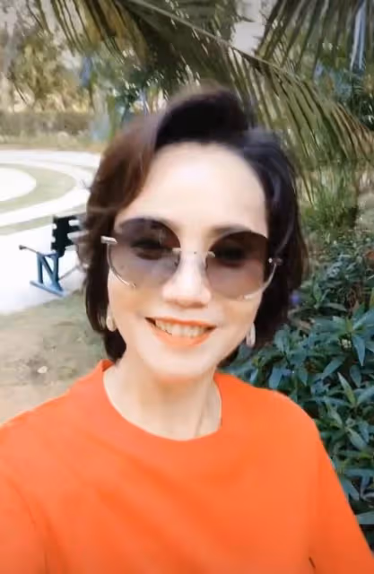 央視主持徐俐退休跳廣場舞！打扮樸素優雅，和90歲婆婆親昵似姐妹