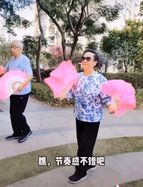 央視主持徐俐退休跳廣場舞！打扮樸素優雅，和90歲婆婆親昵似姐妹