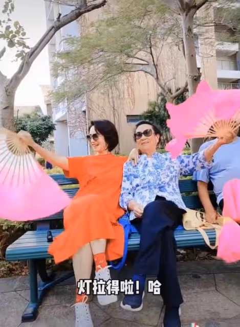 央視主持徐俐退休跳廣場舞！打扮樸素優雅，和90歲婆婆親昵似姐妹