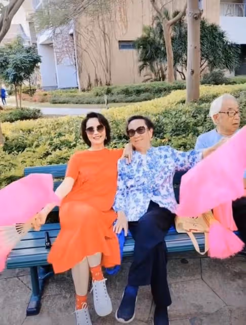 央視主持徐俐退休跳廣場舞！打扮樸素優雅，和90歲婆婆親昵似姐妹