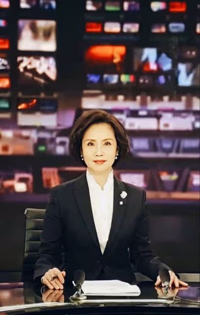 央視主持徐俐退休跳廣場舞！打扮樸素優雅，和90歲婆婆親昵似姐妹