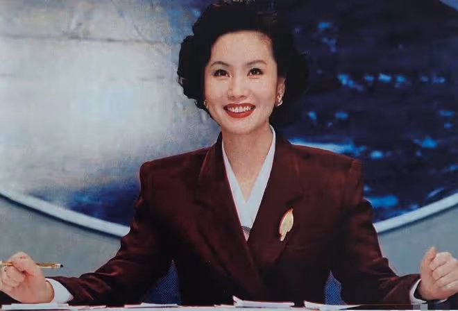 央視主持徐俐退休跳廣場舞！打扮樸素優雅，和90歲婆婆親昵似姐妹
