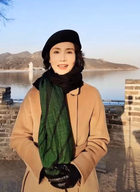 央視主持徐俐退休跳廣場舞！打扮樸素優雅，和90歲婆婆親昵似姐妹