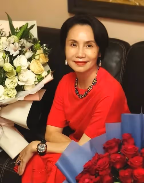 央視主持徐俐退休跳廣場舞！打扮樸素優雅，和90歲婆婆親昵似姐妹