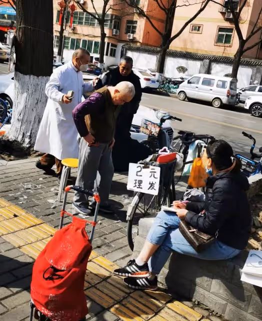 何家勁享受2元理髮老人福利，街邊排隊格格不入，62歲帥氣似小伙