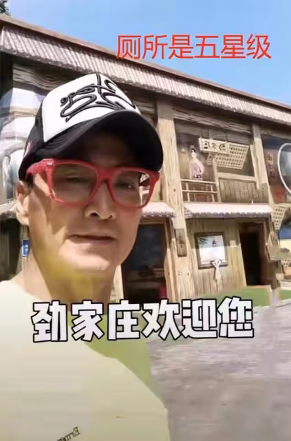 何家勁享受2元理髮老人福利，街邊排隊格格不入，62歲帥氣似小伙