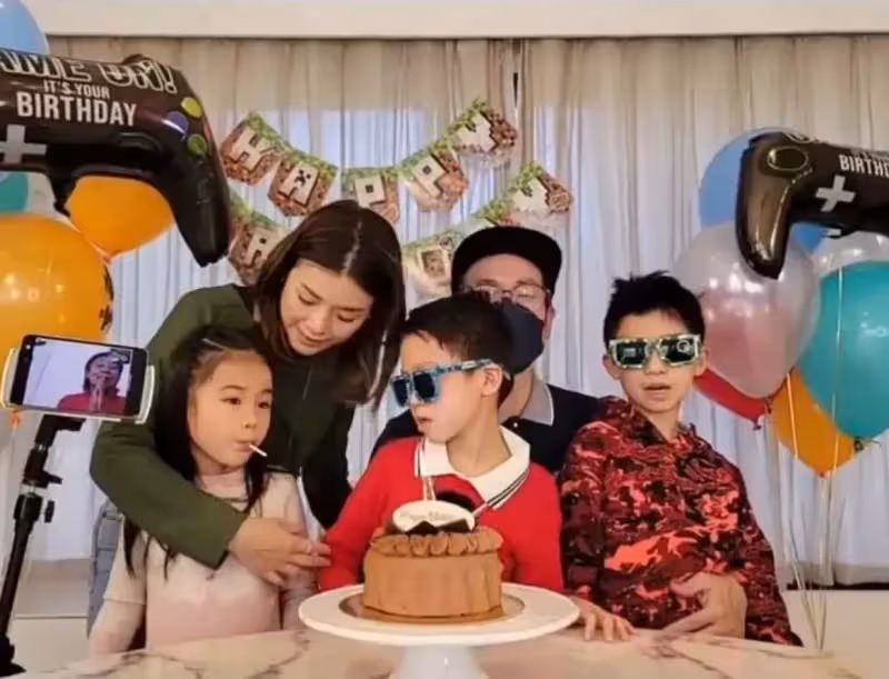 陳茵媺次子7歲了！小壽星陳浩鋒「笑容滿面」喜悅藏不住，梳了「油亮亮的髮型」太帥氣了