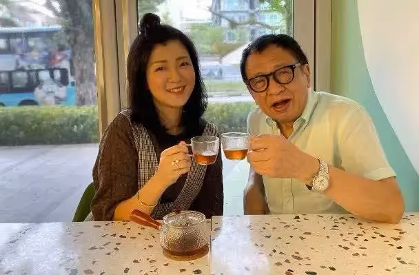 許紹雄女兒在新加坡創業順利：豪砸百萬開咖啡店，店裡還有「招財貓」
